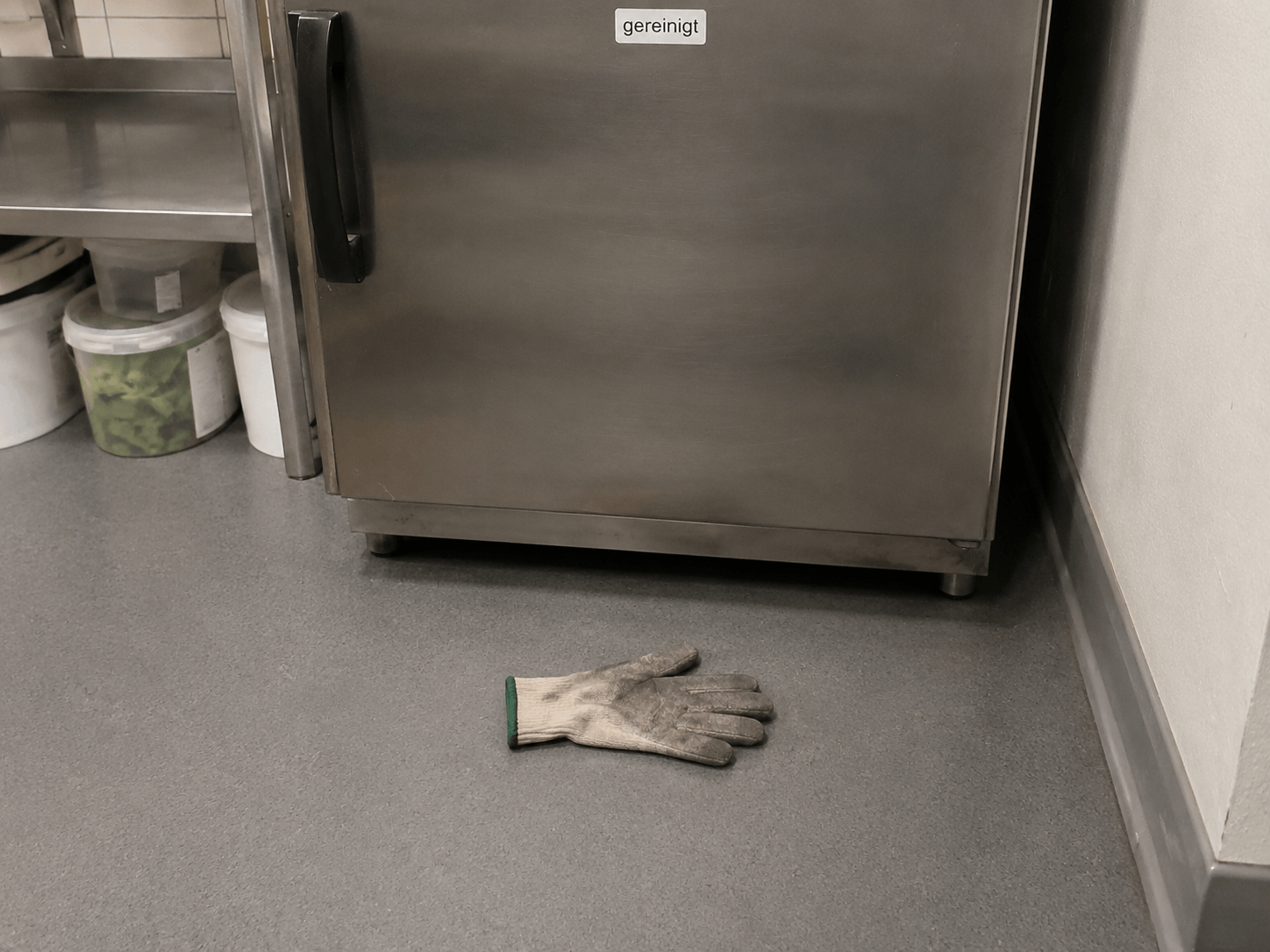 Ein Handschuh liegt vor dem Fleisch-Kühlschrank