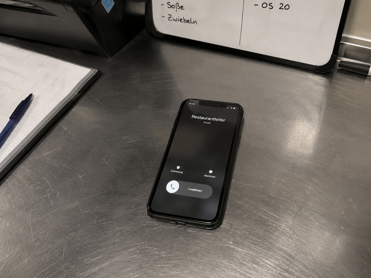 Ein Anruf vom Restaurantleiter auf dem Handy