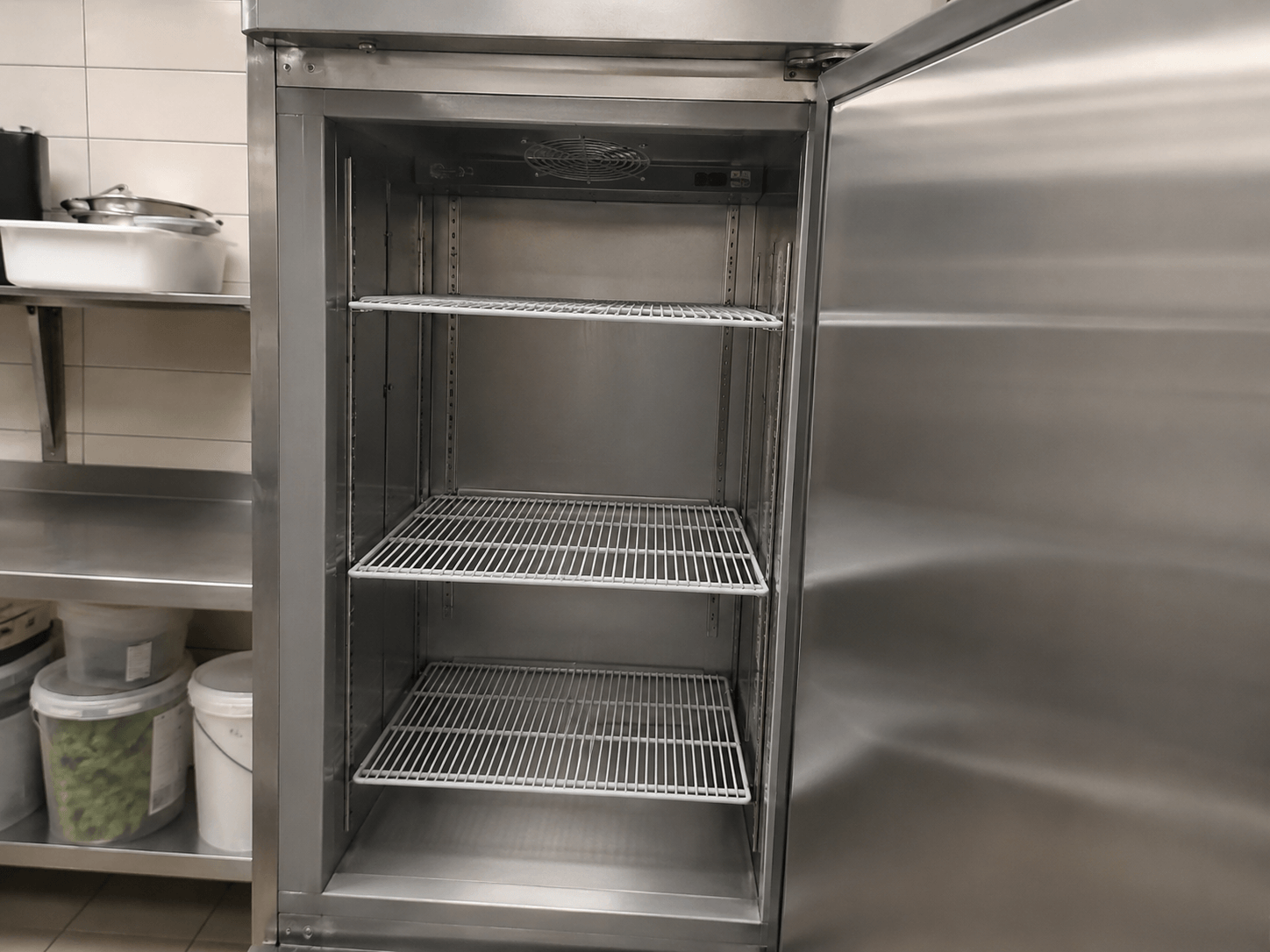 Ein sauberer Kühlschrank am Ende der Arbeit